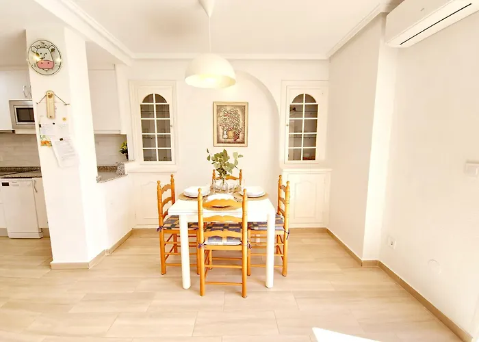 아파트 Penthouse With A Large Terrace Next To The Beaches